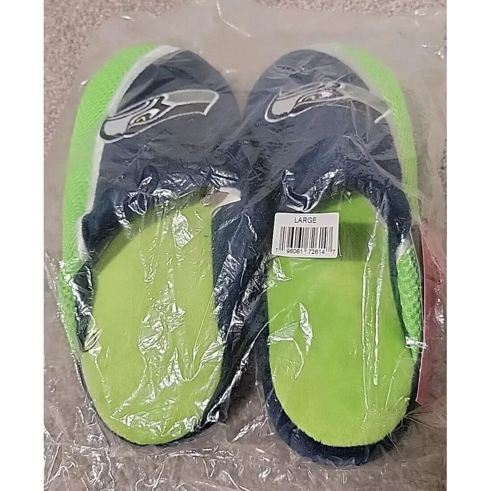 FOCO BOYS YOUTH  LARGE‎ SLIPPERS  BRAND NEW